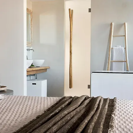 Nirome Luxury Apartahotel